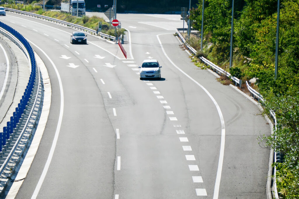 ガソリン車が遅いと感じる場面は？