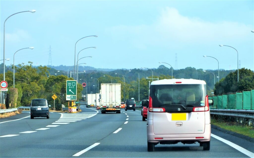 高速道路で軽自動車は危ないのか？安全性と注意点を徹底解説